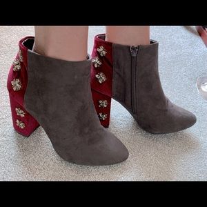 NWT gemstone embellished booties. Sz.9